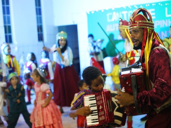 Projeto Cantos de Luz valoriza tradições natalinas na primeira apresentação na Vila São Bento