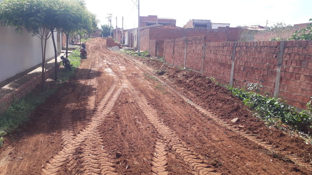 Após alagamentos, ruas do Jardim Gonzaga são recuperadas com serviço de terraplanagem