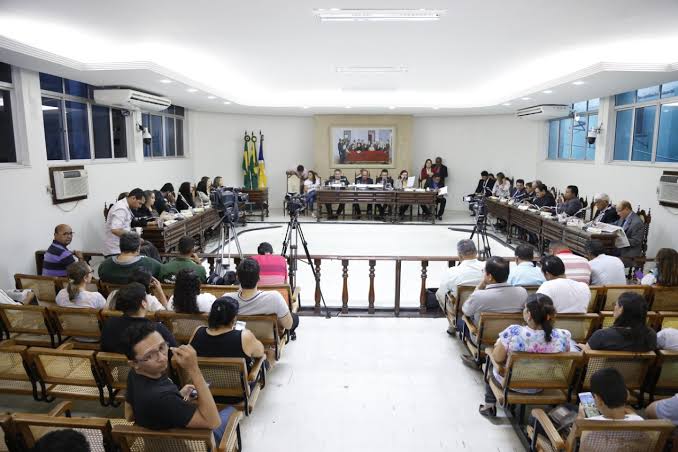 Câmara derruba veto de Arnon ao projeto de cobrança de estacionamento nos shoppings