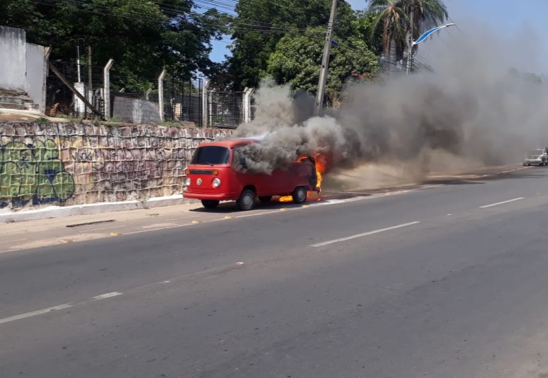 Kombi pega fogo na Avenida Padre Cícero em Crato-CE