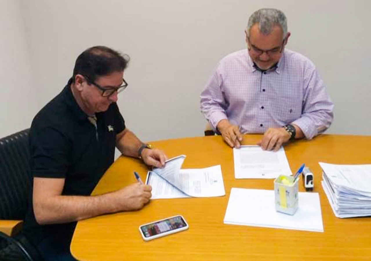 Prefeito Zé Helder assina convênios para calçamentos