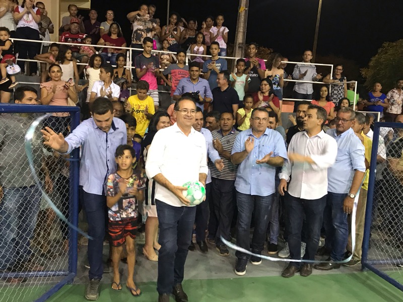No Conjunto Padre Cícero, Prefeito Zé Ailton inaugura quadra Poliesportiva