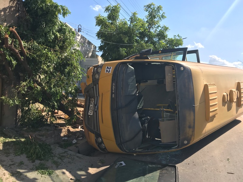 Motorista perde o controle e capota ônibus estudantil em Juazeiro do Norte-CE