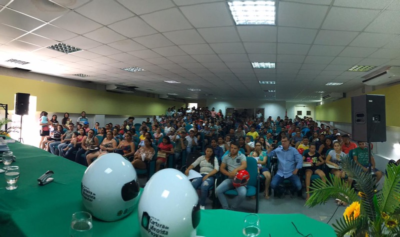 Detran realiza a entrega de 490 capacetes aos beneficiados do Programa de CNH Popular