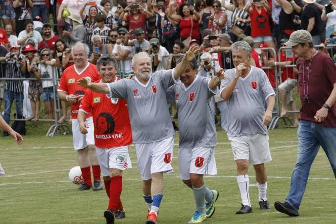 Lula joga futebol com Chico Buarque em campo do MST