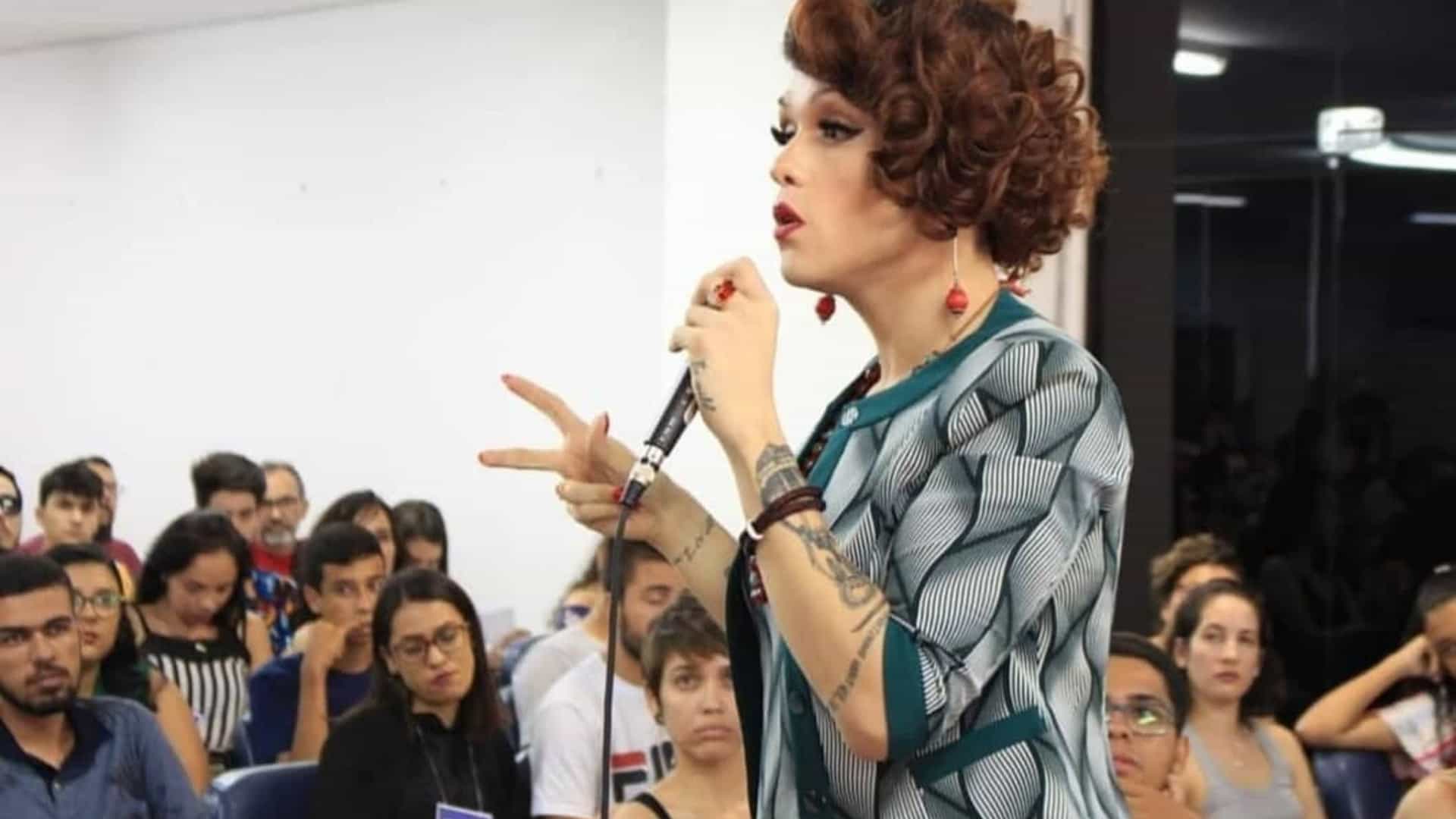 Falando sobre política, drag queen troca noites de SP por salas de aula