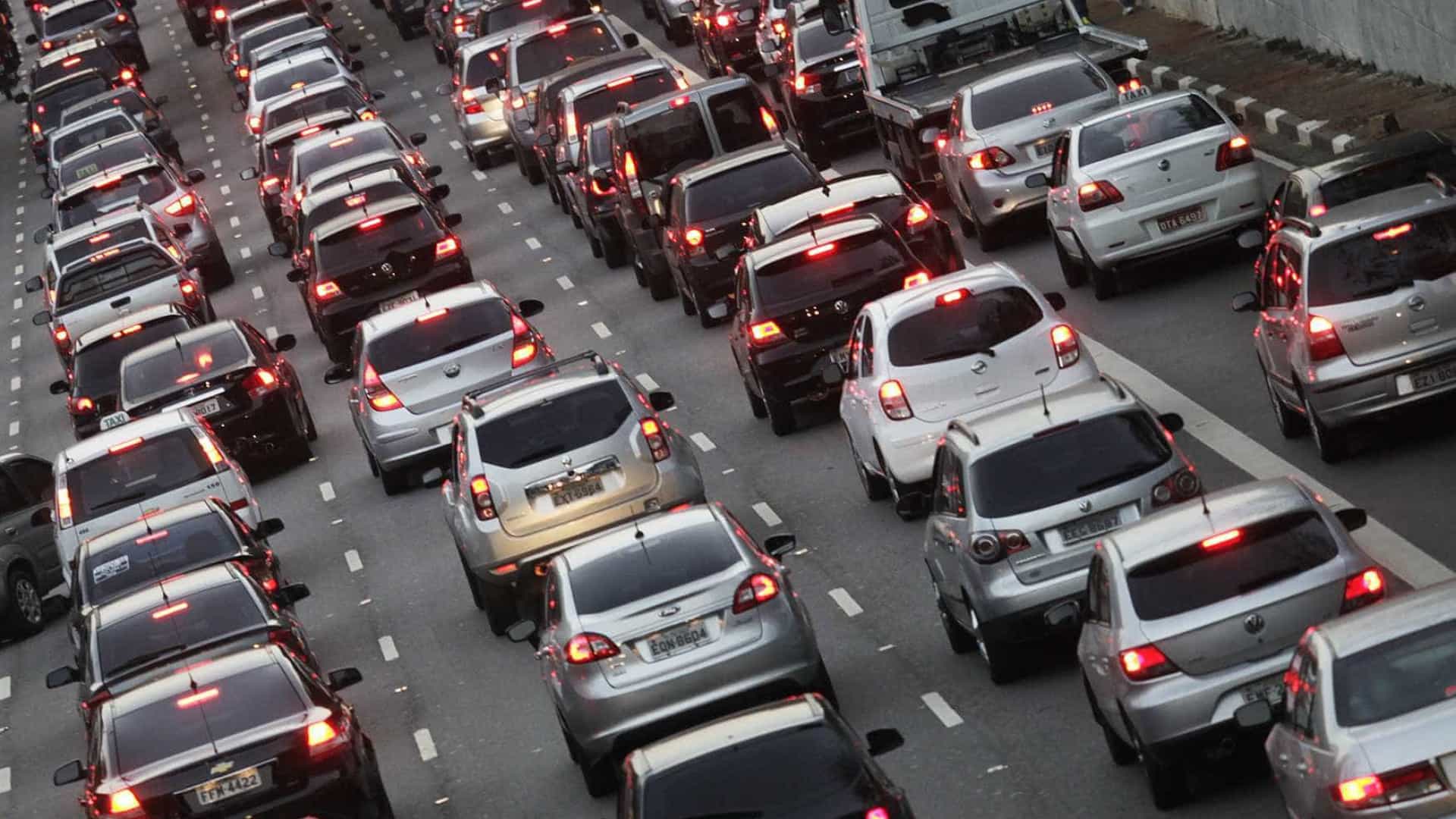 Motorista enfrenta trânsito lento em direção ao litoral paulista
