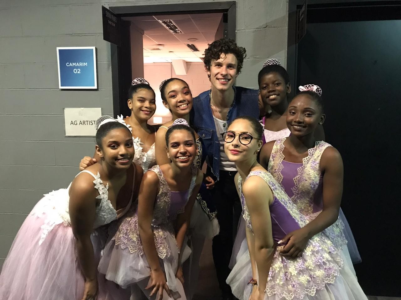 Bailarinas do Complexo do Alemão ensinam funk a Shawn Mendes e contam bastidores do show no Rio