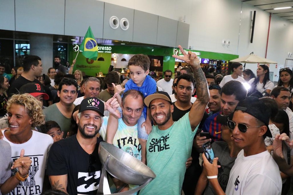 “Botou Medina na roda”: torcida recebe Ítalo Ferreira com festa e versão de música do Flamengo
