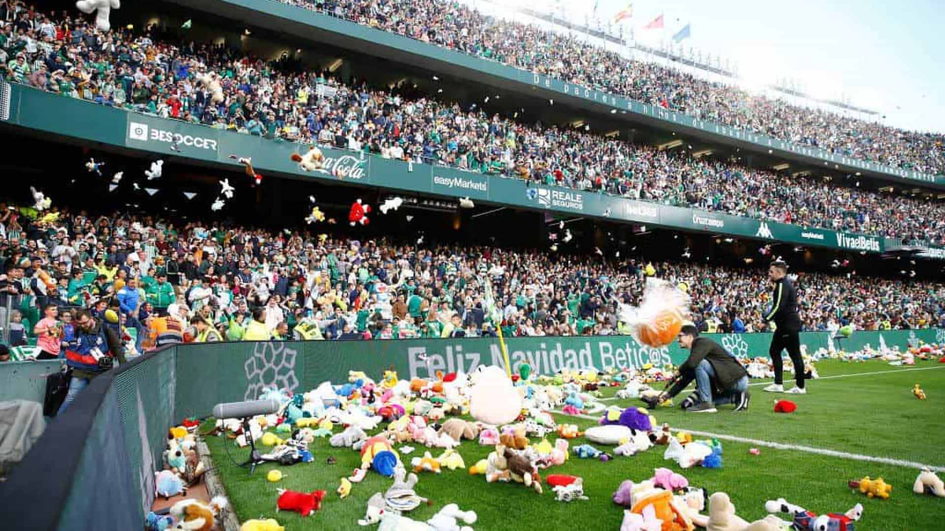 Torcida do Betis joga bichos de pelúcia no campo em doação natalina