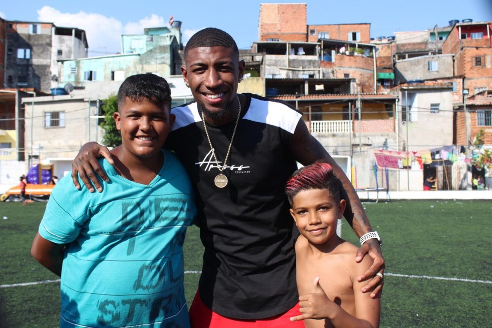 Lateral do Betis e Seleção, Emerson volta às origens para presentear crianças em São Paulo