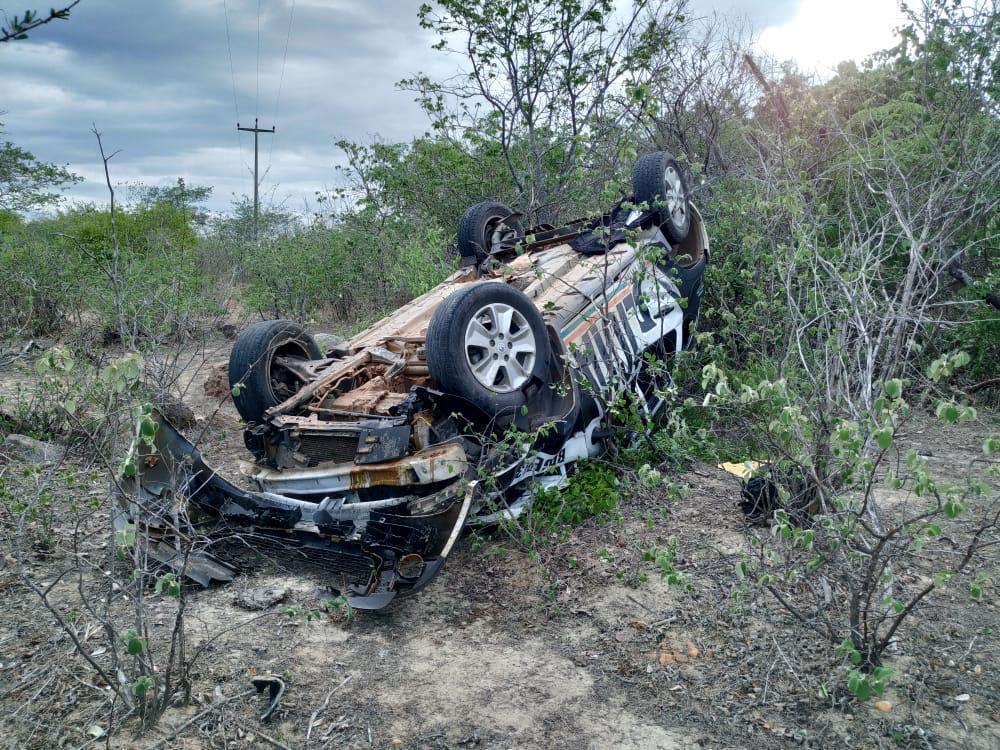 Capotamento deixa viatura da PM destruída e dois policiais de Juazeiro feridos