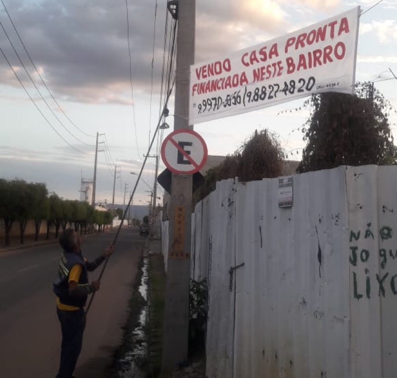 Juazeiro: Semasp retira placas de publicidade em ação de combate à poluição visual