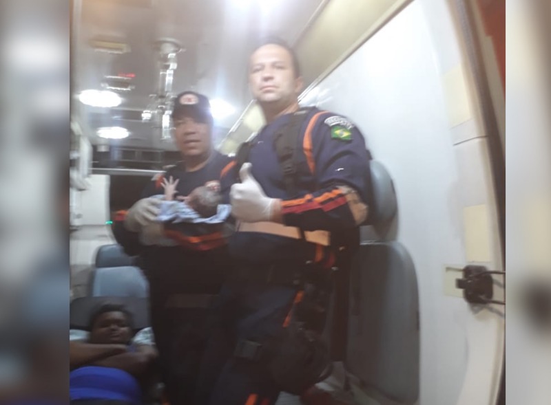 Socorristas do Samu fazem parto de emergência no bairro Seminário, em Crato