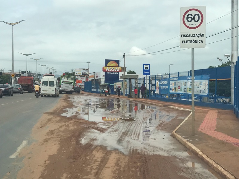 Ponto de ônibus é tomado pela lama após chuva em Juazeiro do Norte