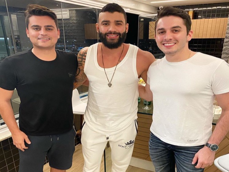 Jonas Esticado assina contrato com empresa de Gusttavo Lima