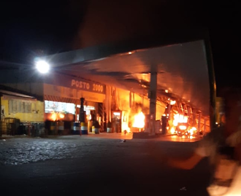 Carro bate em Bomba e posto de gasolina pega fogo na cidade de Cedro