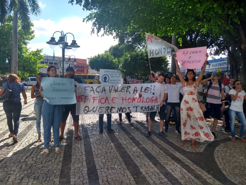 Concurso de Juazeiro: cotistas protestam em frente à prefeitura