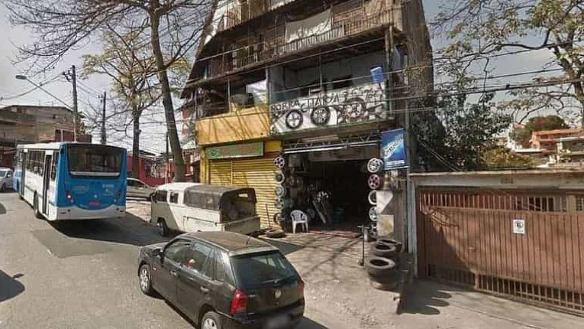 Carro desgovernado invade borracharia, atropela e mata criança em SP