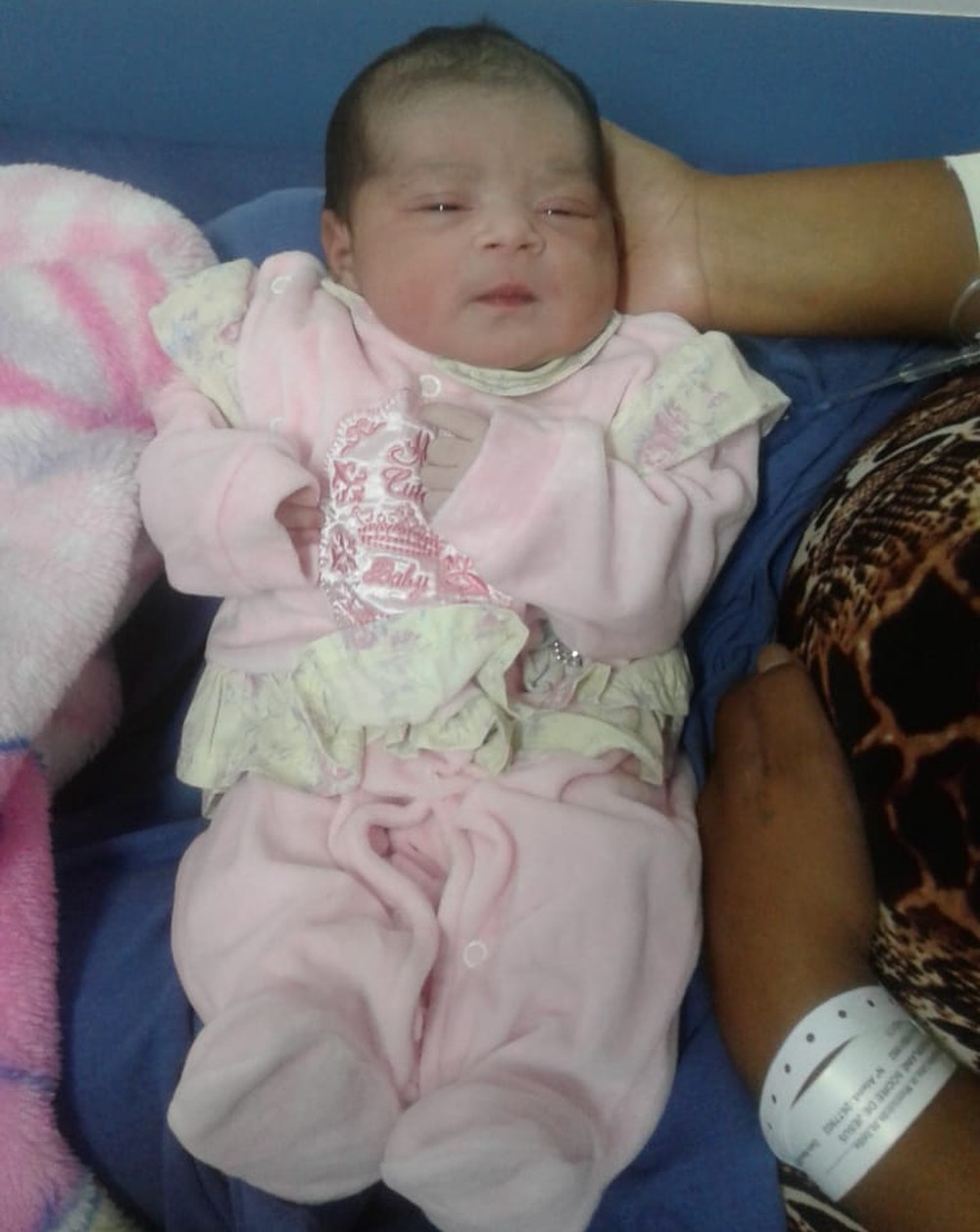 Mãe que estava em carro com bebê morta em batida queria proteger a filha de barulhos do réveillon, diz pai