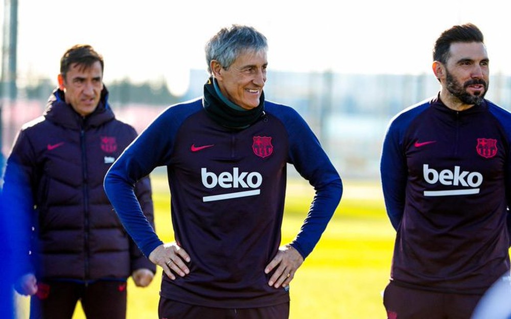Horas depois de ser anunciado, Quique Setién comanda primeiro treino no Barcelona