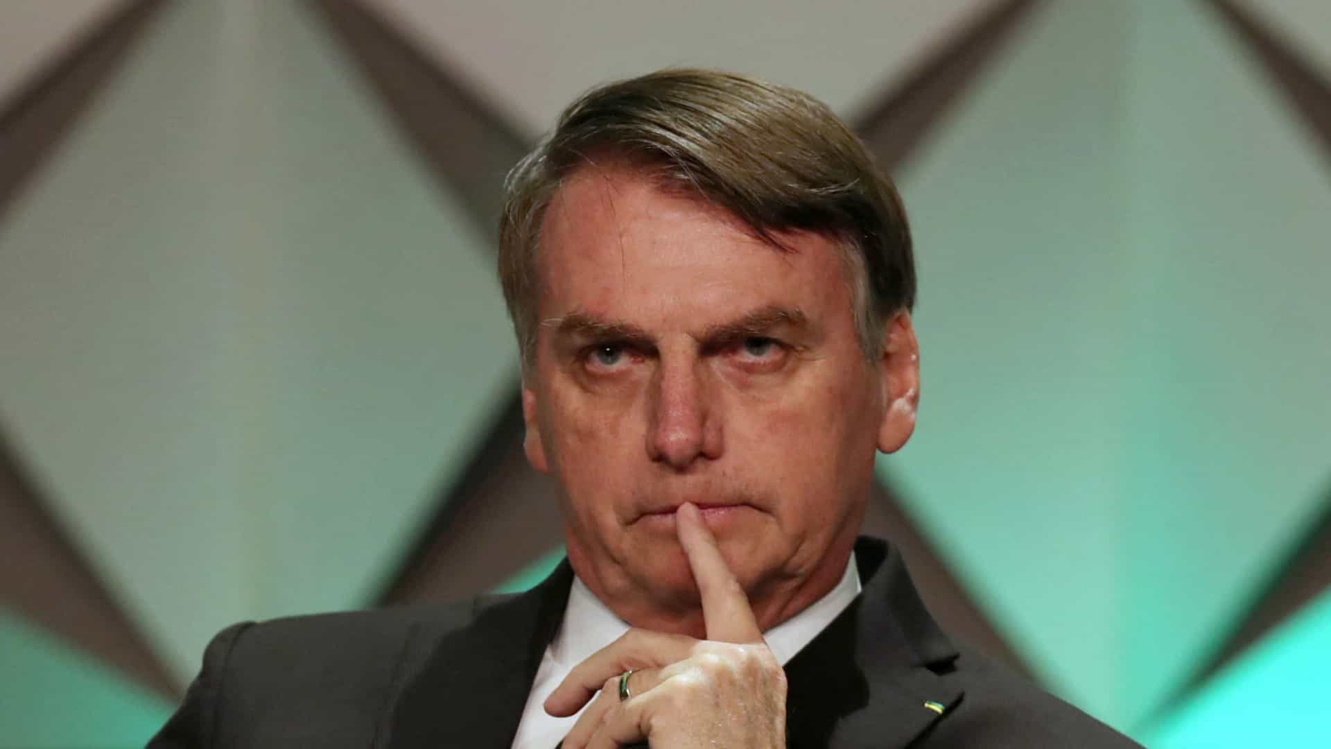 Bolsonaro pede opinião de seguidores sobre transgêneros no esporte