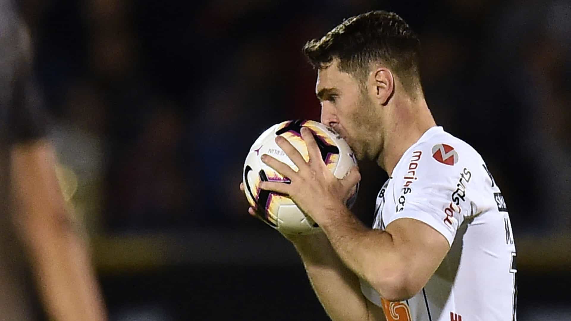 Boselli marca três e Corinthians goleia Botafogo no Paulistão
