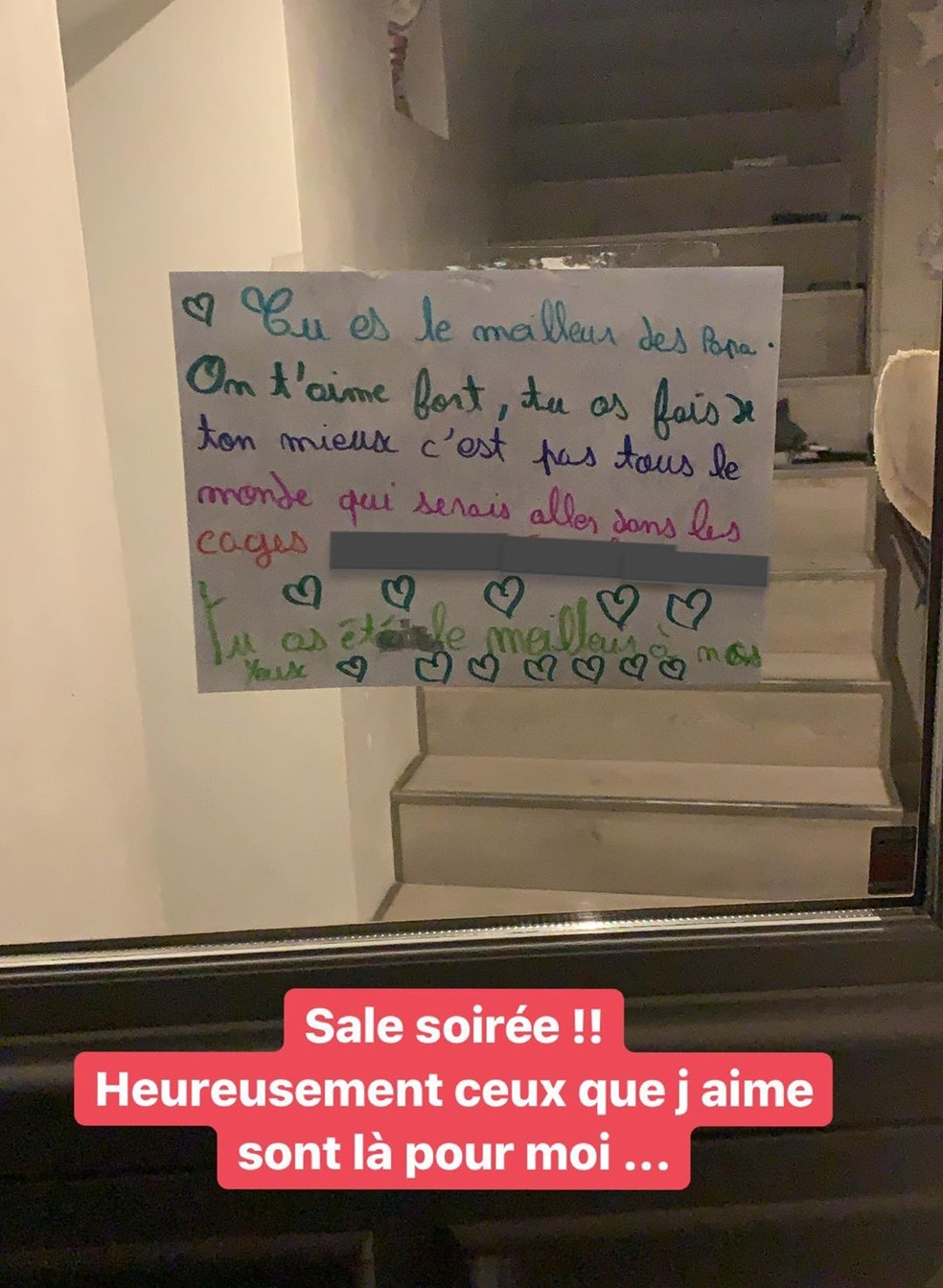 Após levar seis gols do PSG, goleiro é recebido com cartaz dos filhos: “Você foi o melhor”