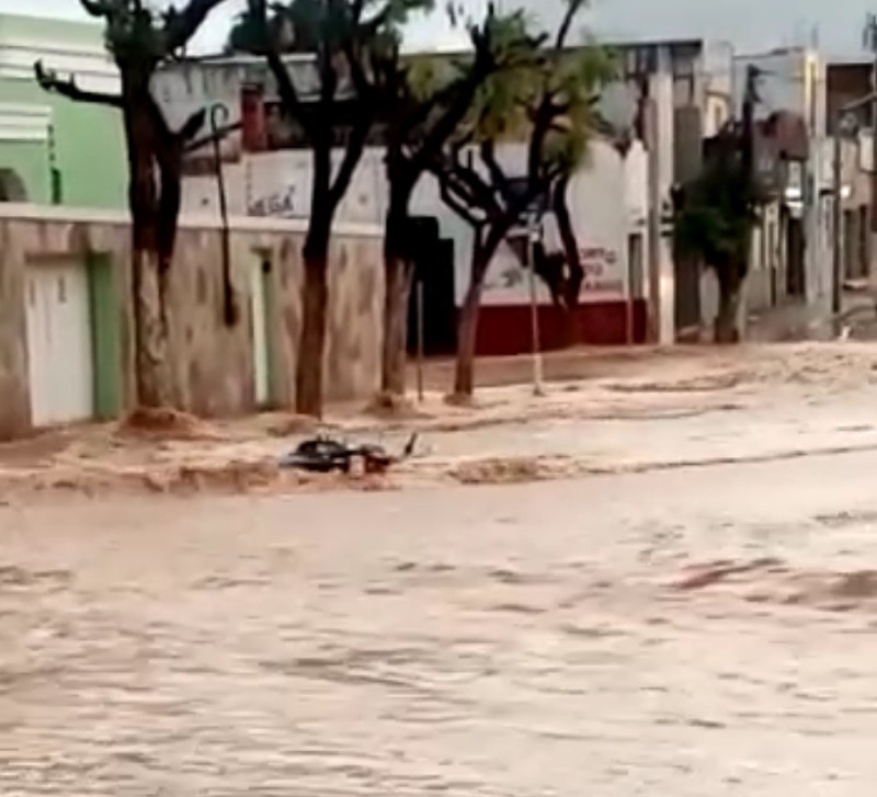 Motocicleta é arrastada por enxurrada em Crato
