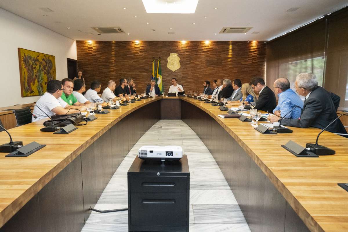 Governador se reúne com deputados e associações de militares; comissão será formada para avaliar proposta