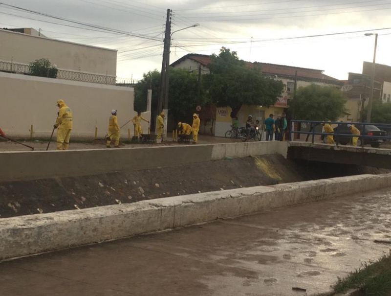 Prefeitura do Crato trabalha na limpeza e desobstrução de vias após chuva na madrugada desta terça (18)
