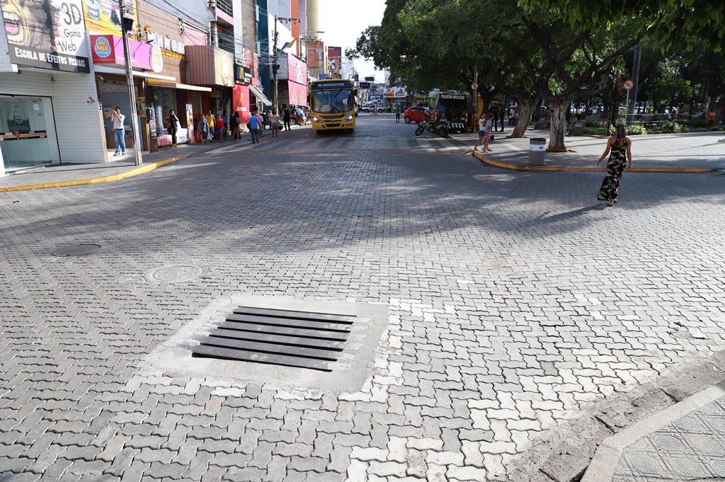 Bueiro entupido com lixo é desobstruído no centro de Juazeiro