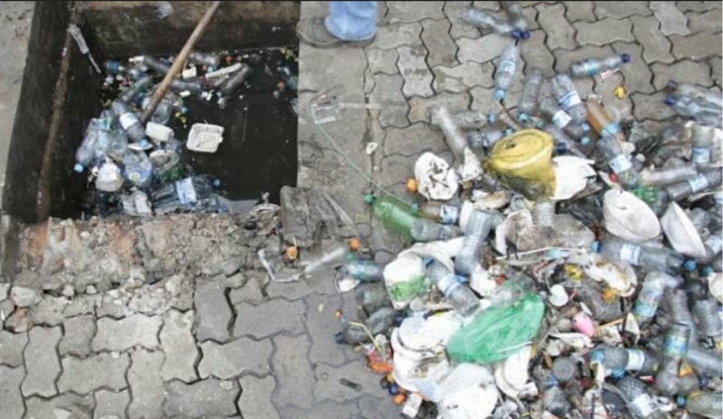 Agentes da Seinfra se surpreendem com quantidade de lixo em bueiro no centro de Juazeiro