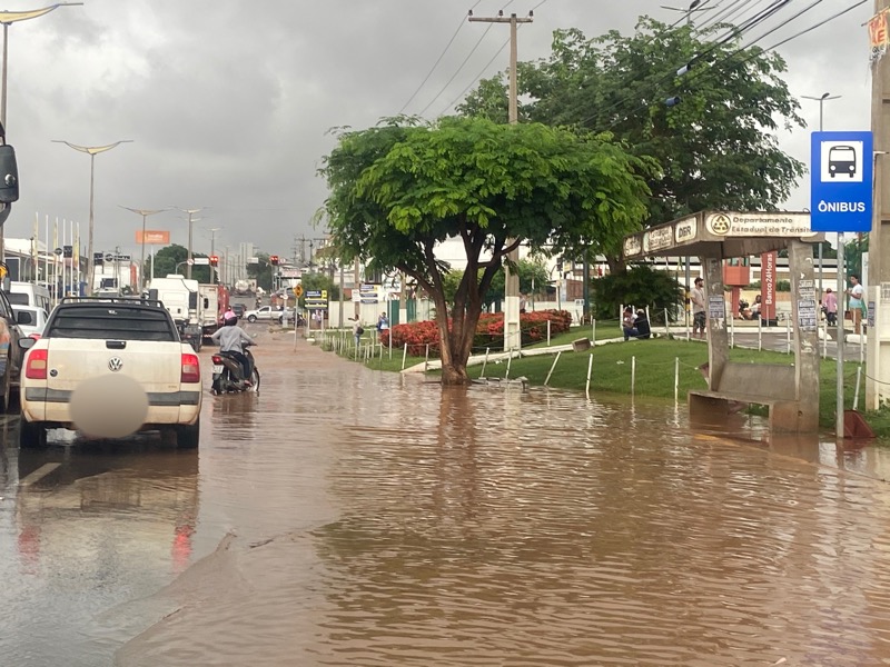 Chuva volta a causar transtornos a motoristas e pedestres que transitam na Avenida Padre Cícero em Juazeiro do Norte-CE