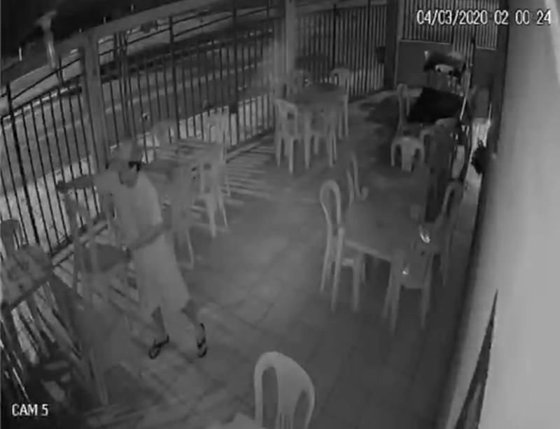 Homem invade restaurante e furta 19 cadeiras em Juazeiro; veja o vídeo