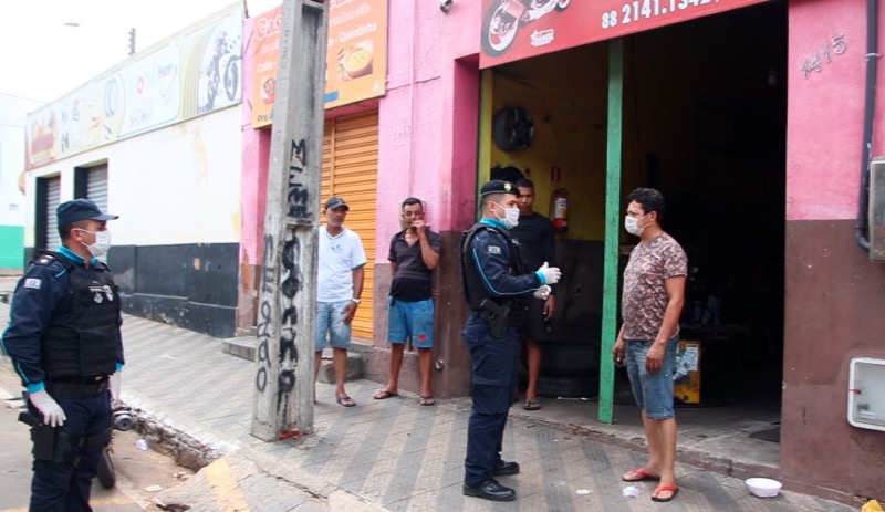 Policia Militar de Juazeiro do Norte reforça o cumprimento do decreto estadual além de promover ações de conscientização à população contra o Covid-19