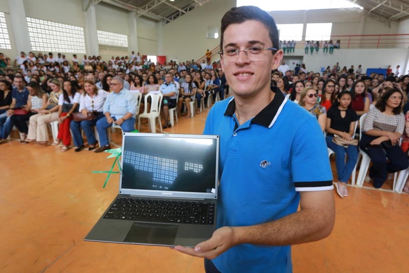 Governo do Ceará entrega 1,2 mil notebooks para alunos de destaque no Cariri