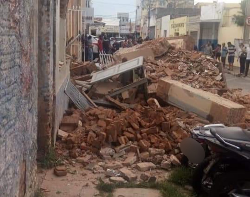 Muro desaba e mata homem soterrado no centro de Juazeiro do Norte