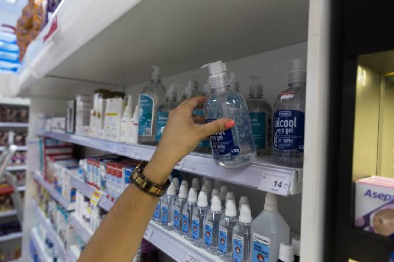 Máscaras e álcool gel começam a faltar nas farmácias do Cariri