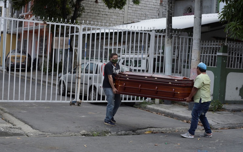 Equador retira 150 corpos de casas; funerárias enfrentam caos por conta da Covid-19