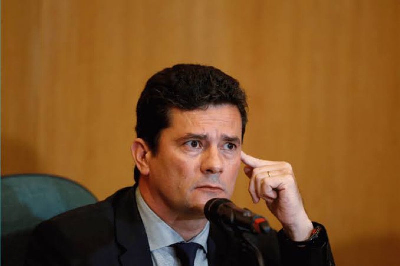 Bolsonaro tenta trocar diretor-geral da PF e Moro resiste