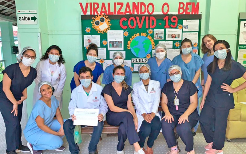 Residentes de hospital criam painel para divulgar notícias positivas sobre coronavírus
