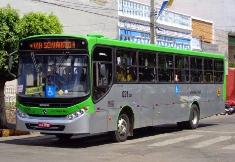 Empresa de ônibus é condenada por negar gratuidade a idoso em Juazeiro do Norte, após ação do MPCE