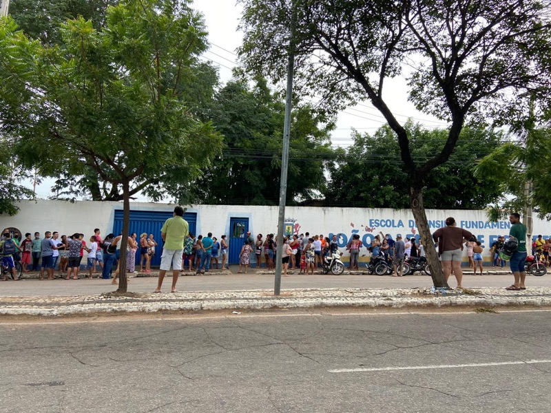 Juazeiro do Norte: Fila por merenda escolar dá a volta no quarteirão
