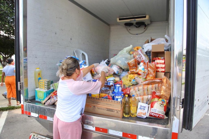 Drive-thru solidário arrecada mais de 1 tonelada de alimentos