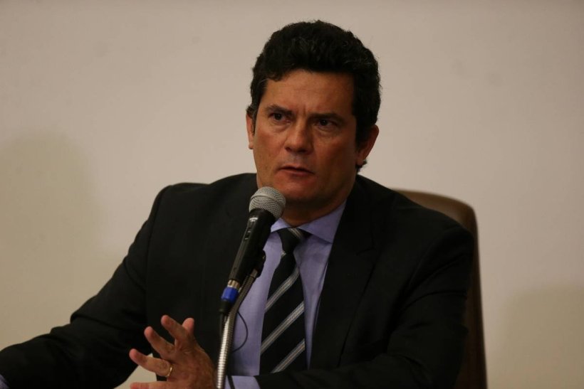 Dólar vai a R\$ 5,67 e Ibovespa despenca após saída de Moro