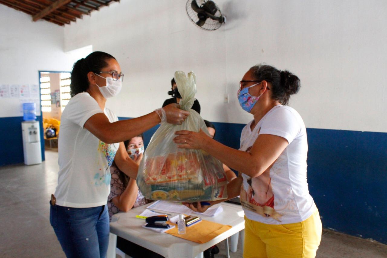 Prefeitura do Crato inicia distribuição de cestas da merenda escolar às famílias de alunos da rede de ensino municipal