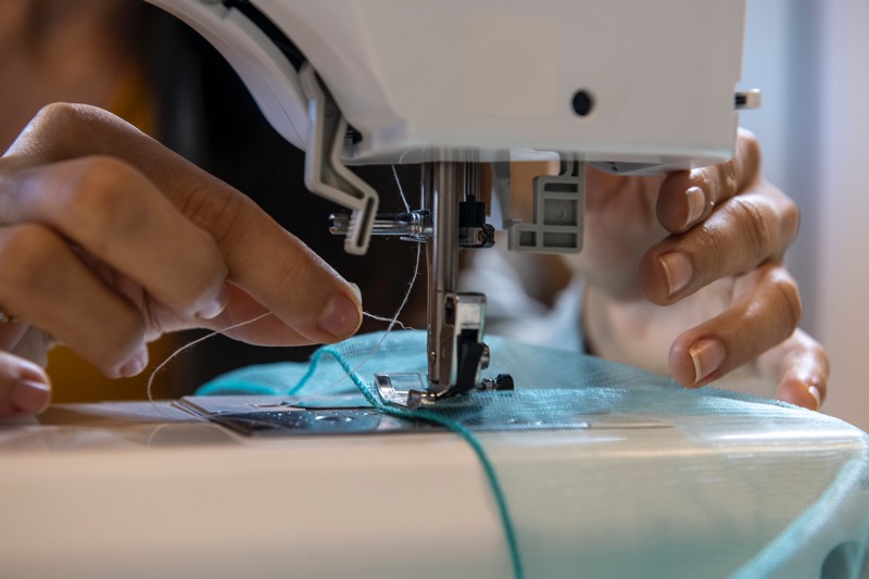 Iniciativa da Fecomércio, por meio do Senac, remunera costureiras para produção de máscaras que depois serão doadas para instituições sociais