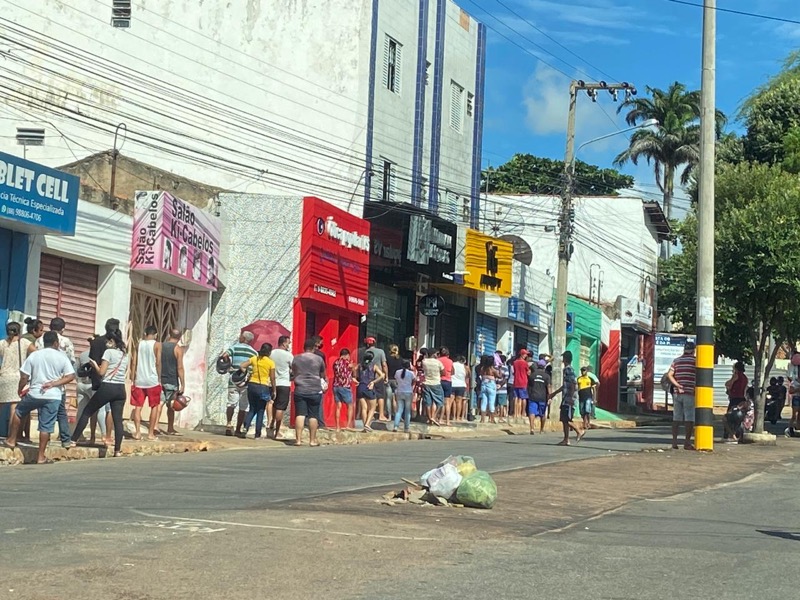 Agências bancárias e lotéricas amanhecem superlotadas com filas e aglomerações nesta segunda-feira (27)
