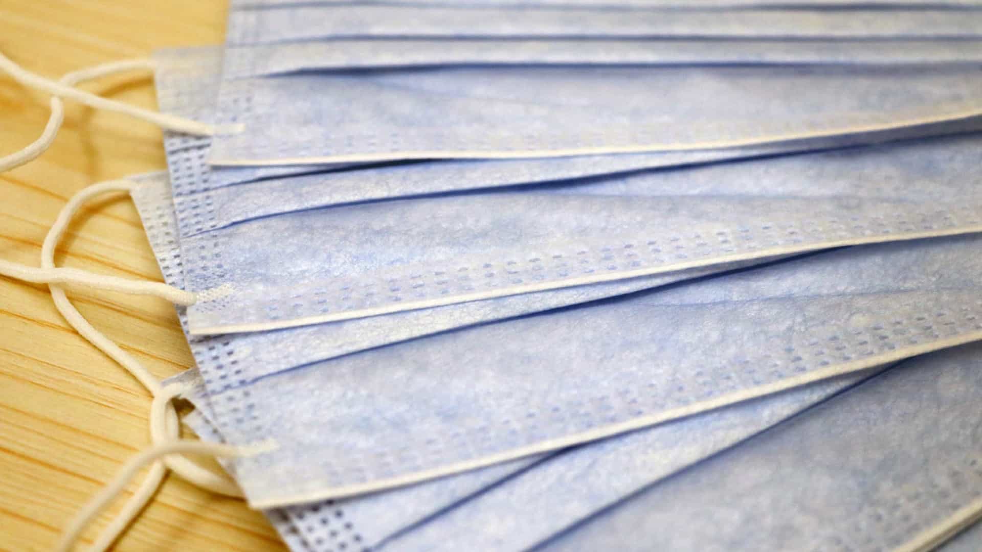 Militares trabalham na fabricação de máscaras, toucas e aventais
